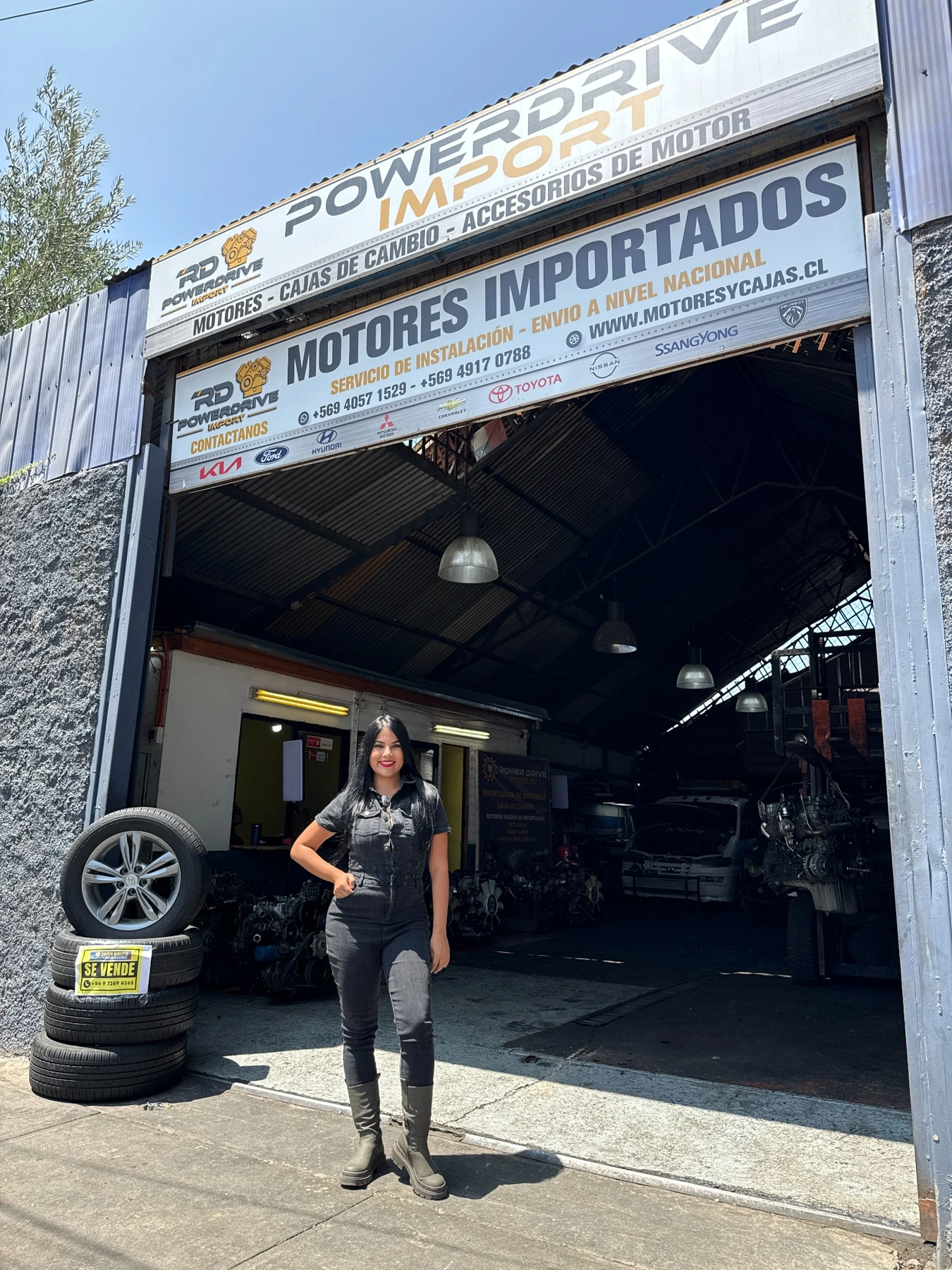 Entrada del local Power Drive Import RD en Renca, con el letrero Motores importados, cajas de cambio y accesorios de motor